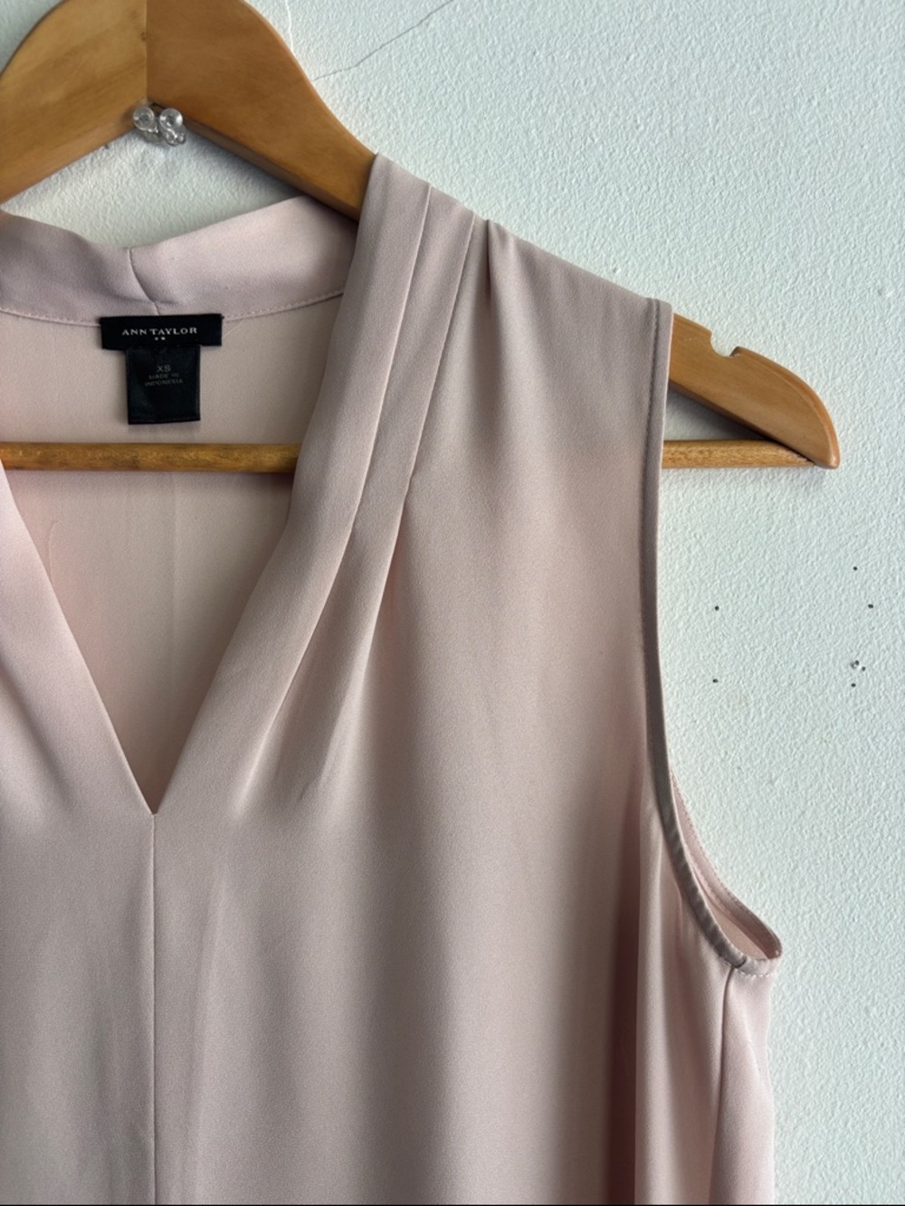 Ann Taylor Blush Pink V-Neck Sleeveless Shell